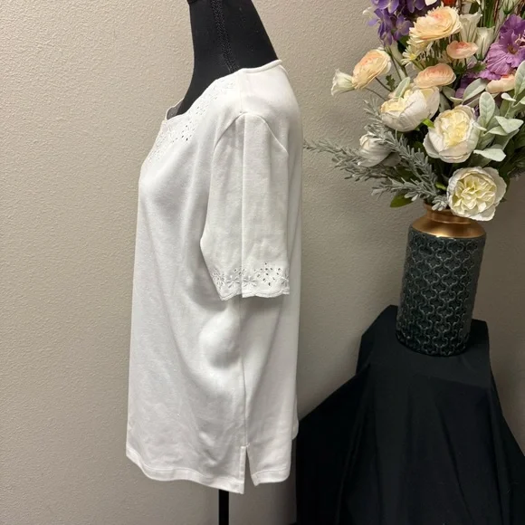 Alfred Dunner White Eyelet Embroidered Knit Top Short Sleeve M - Picture 2 of 7